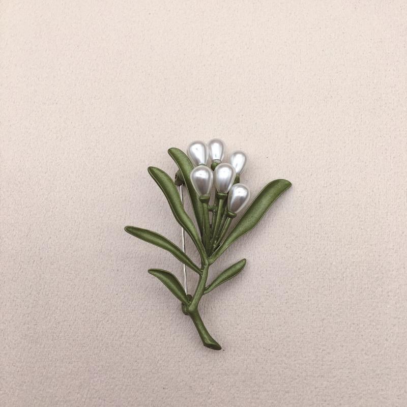 Green Leaf Accent Brooch