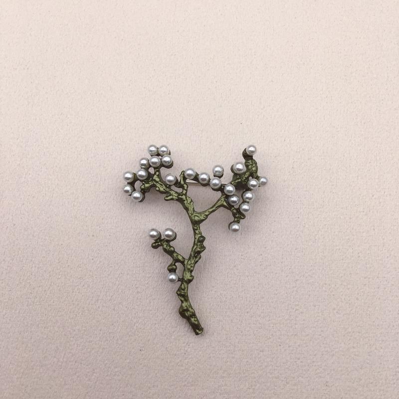 Green Leaf Accent Brooch
